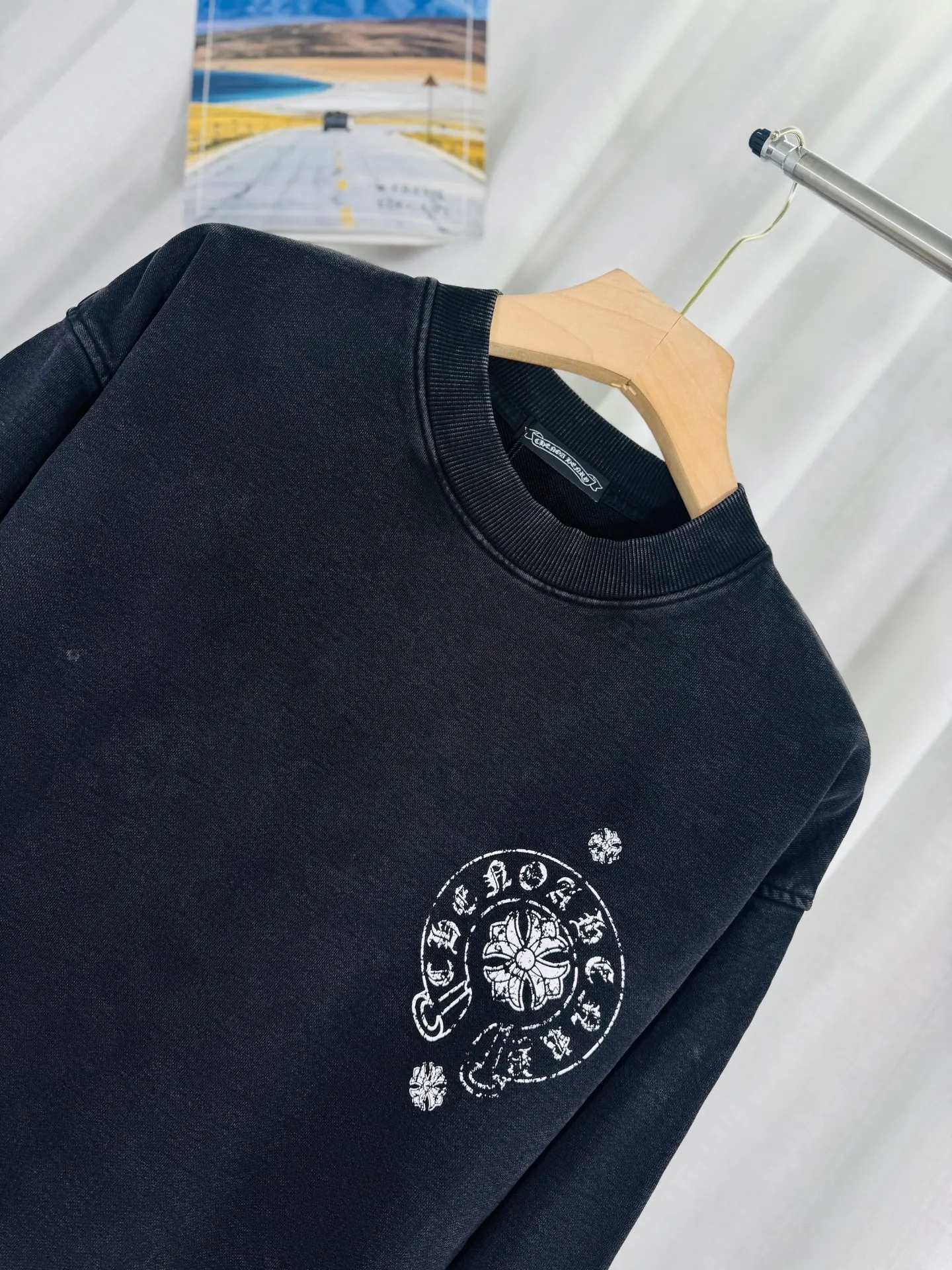 P270 top version, real shot without P, ​​different from market currency) 𝗖𝗵𝗿𝗼𝗺𝗲 𝗛𝗲𝗮𝗿𝘁𝘀/Cro Heart 2025 washed patch embroidery autumn and winter new original single counter American laser burnt 3D three-dimensional color embroidered couple casual sweatshirt 👑The highest version! Customized fabric 430g tripe terry fabric! American acid-washed and distressed original fabric, laser burnt pattern, exquisite embroidery of letters! The best-selling model in the counter, very comfortable to wear. Accessories: original molded and authenticated collar label➕100% silk wash label. Genuine purchase-grade original hangtag➕matching hanging rope➕3D hanging beads➕original packaging bag. Craftsmanship: The original version has consistent wiring! The highest version of the armhole matching technique! Color: Gray Black Size: S M L XL Style No.: 9336